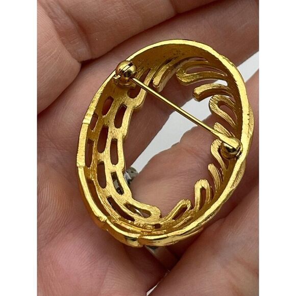 Vintage signed Crown Trifari Oval Gold-Tone Brooch Pin - Picture 4 of 6